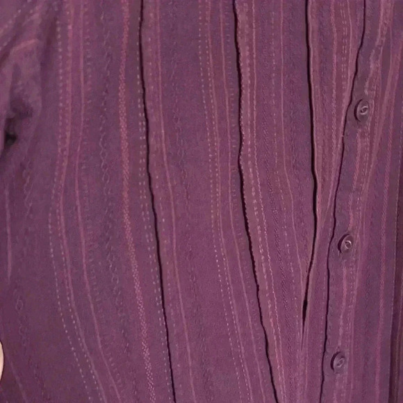 Woolrich Dark Purple Casual button-up blouse. Size Medium. Subtle ribbing/stripe - Picture 2 of 15